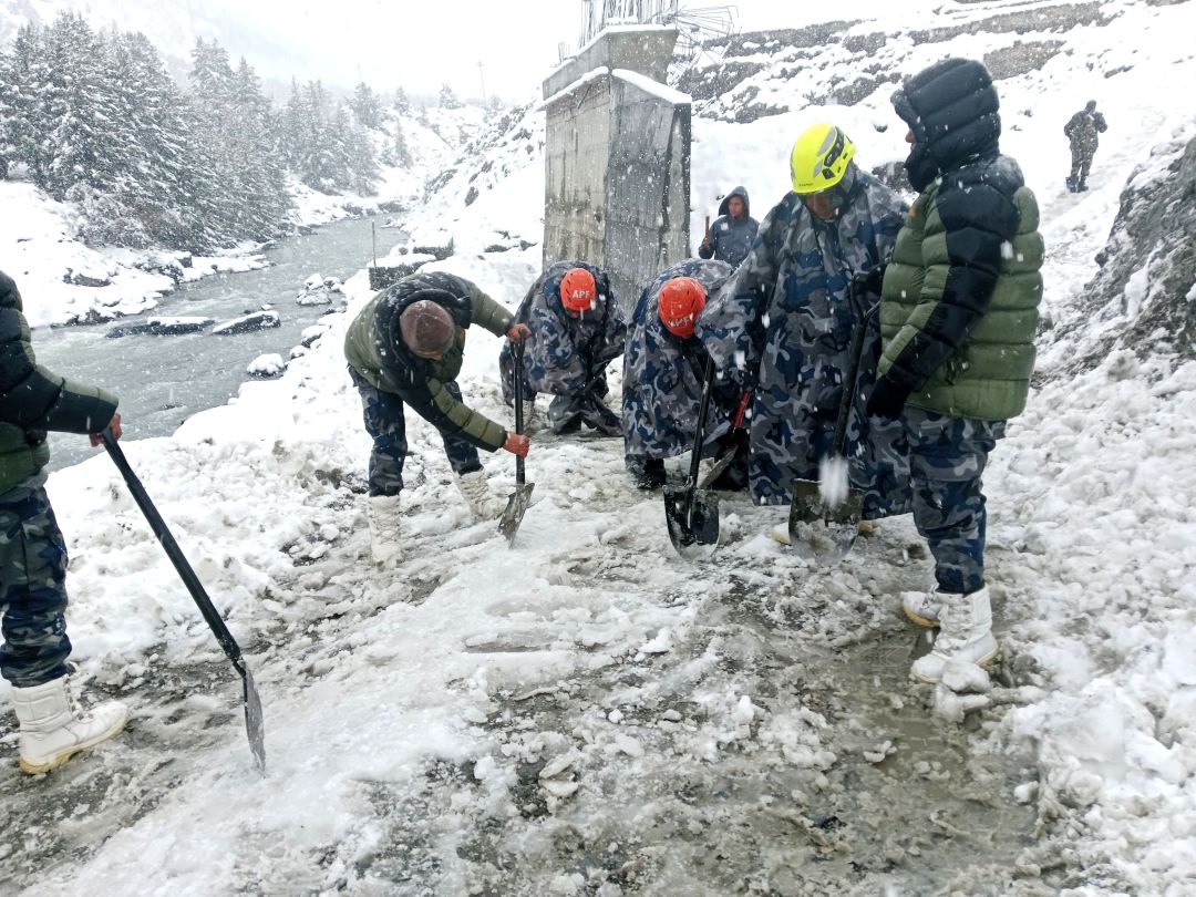 हिउँमा फसेका पर्यटकको उद्धार गर्न सवारीसाधन अभाव