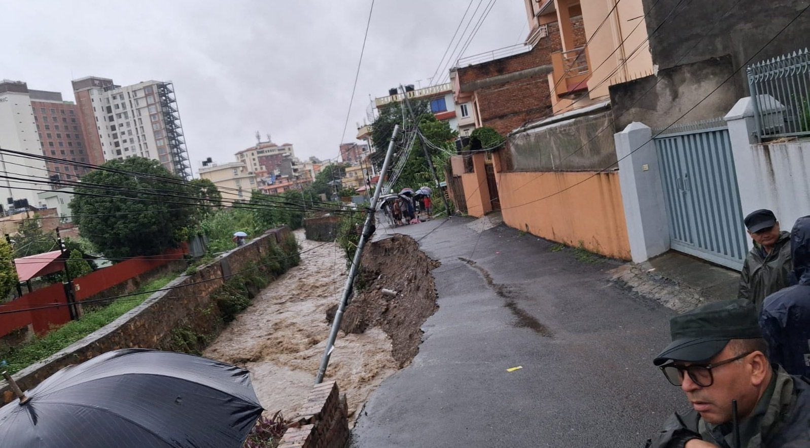 सोल्टीमोडमा भासियो सडक, घर नजिकै पुग्यो खोला