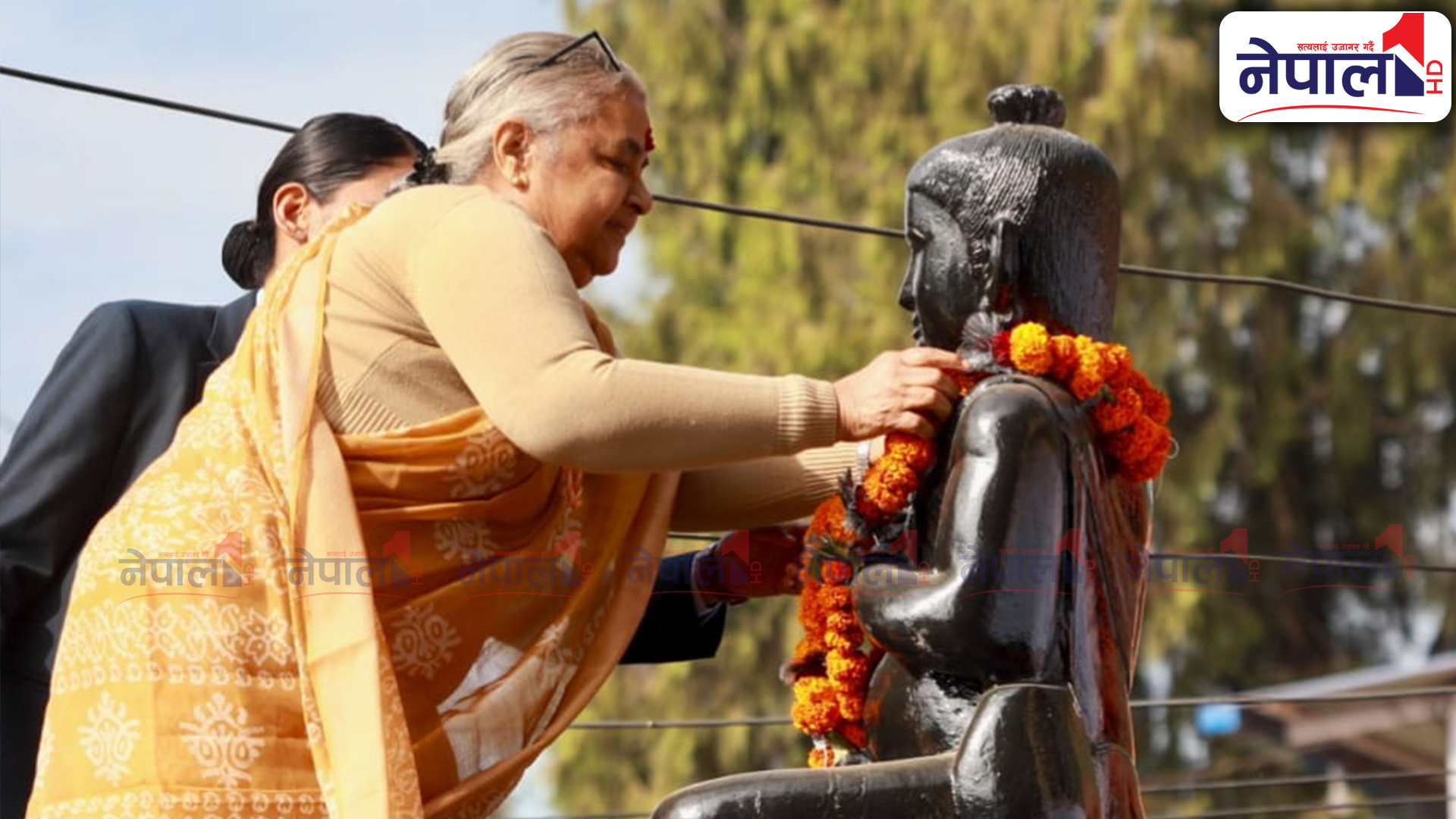 प्रधानमन्त्रीबाट शंखधर साख्वाको प्रतिमामा माल्यार्पण  (तस्बिरहरु)