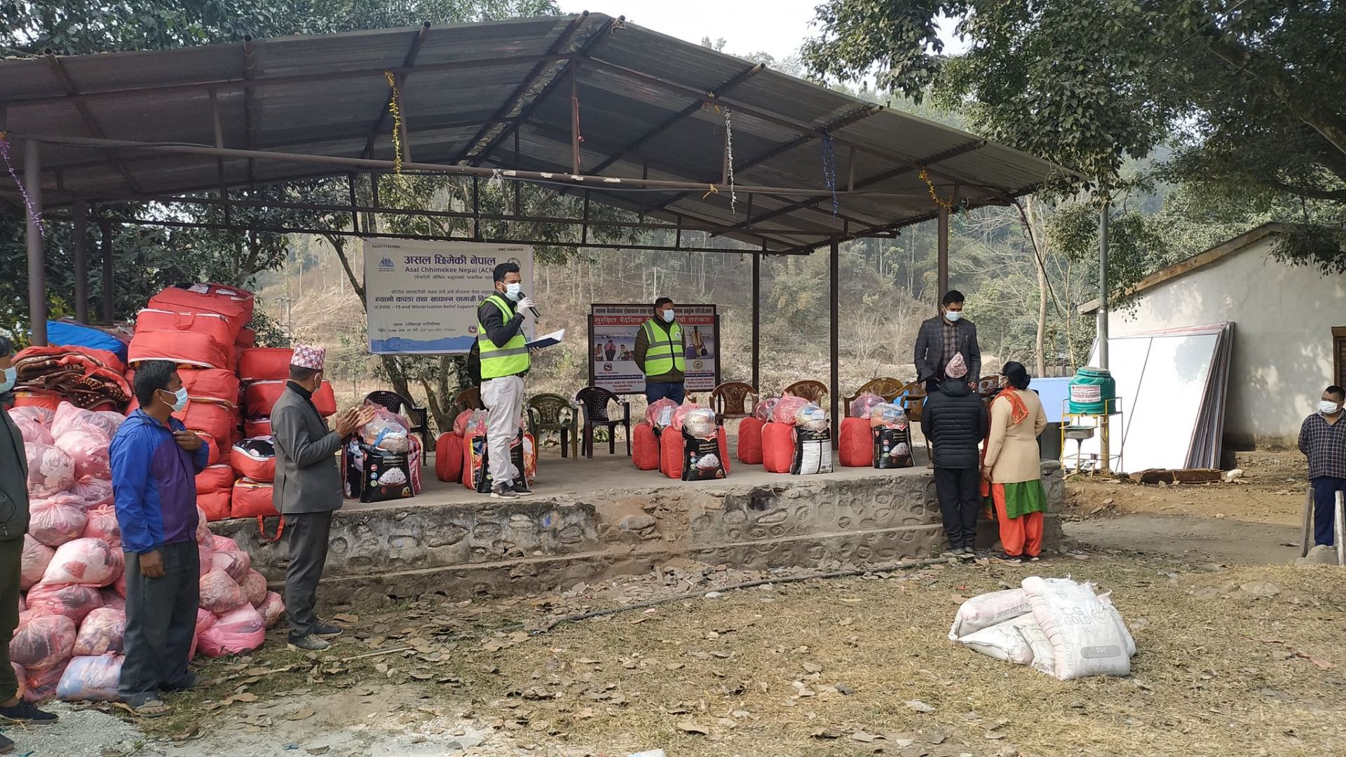 विपन्न चेपाङ समुदायलाई न्यानो कपडा वितरण