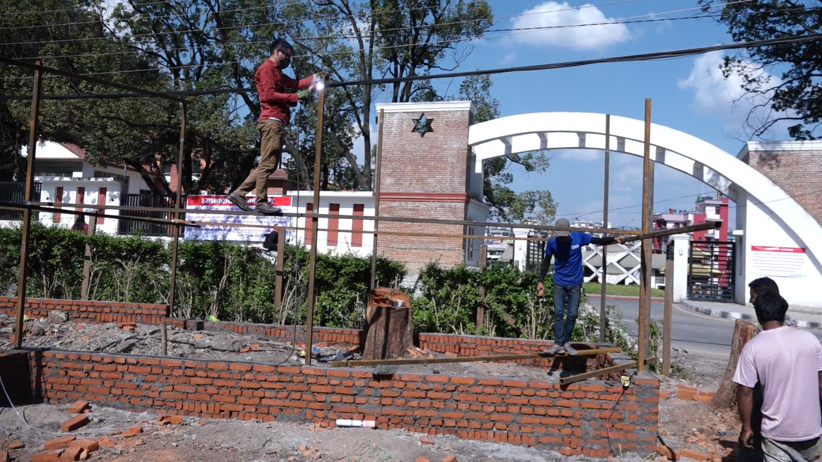 त्रिवि चमेना गृह निर्माणमा विद्यार्थी नेताको अवरोधपछि व्यवसायीको चेतावनी
