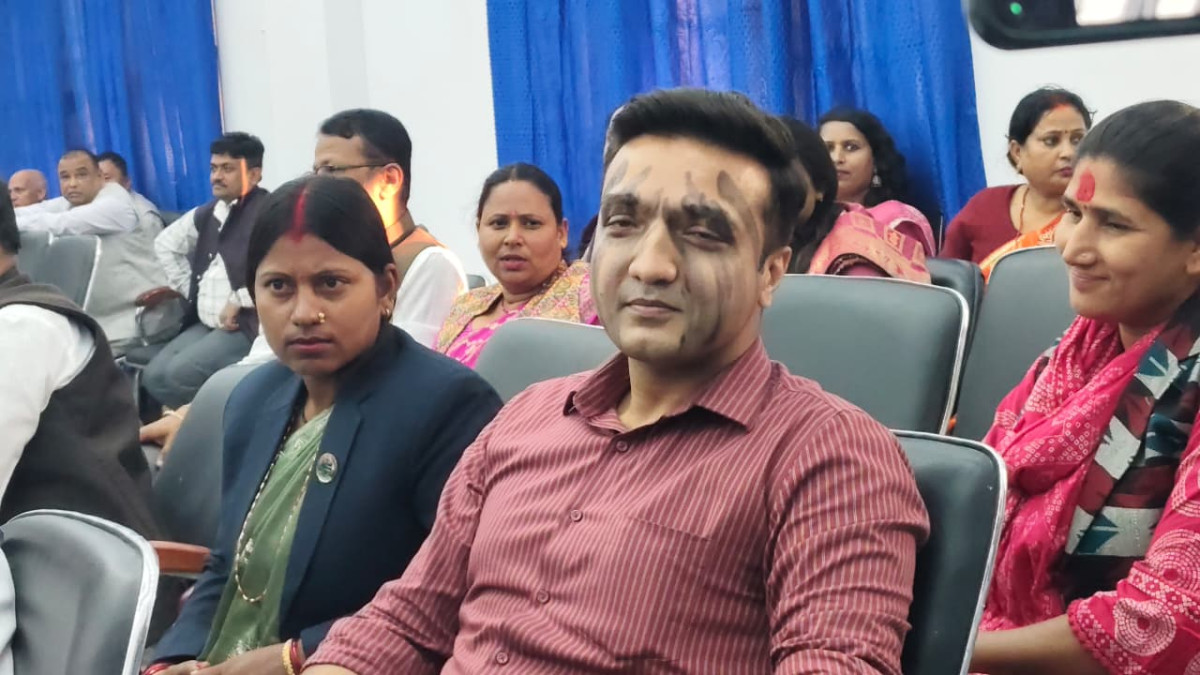 बैठक चलिरहेको बेला माओवादी सांसदले आफैँलाई दले कालोमोसो