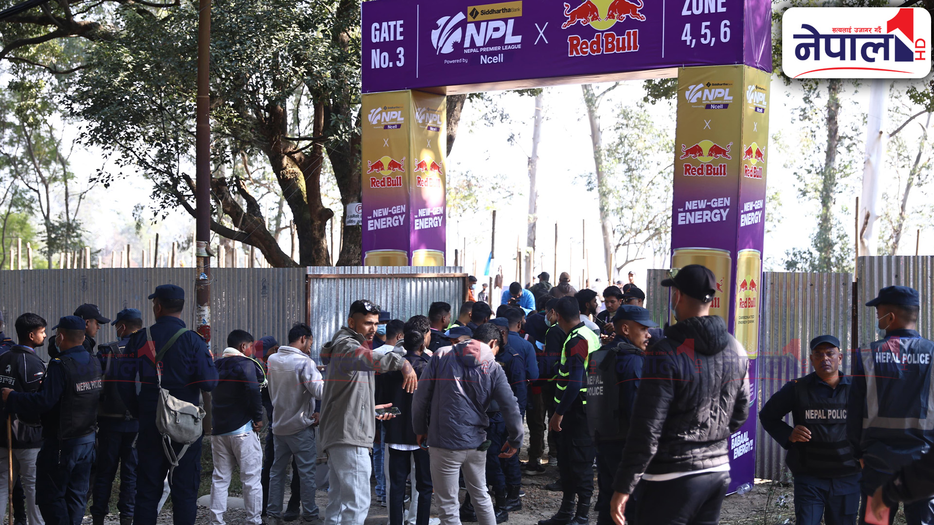 एनपीएल सुरू हुनुअघि नै त्रिवि रंगशालामा पुगे दर्शक (तस्बिरहरू)