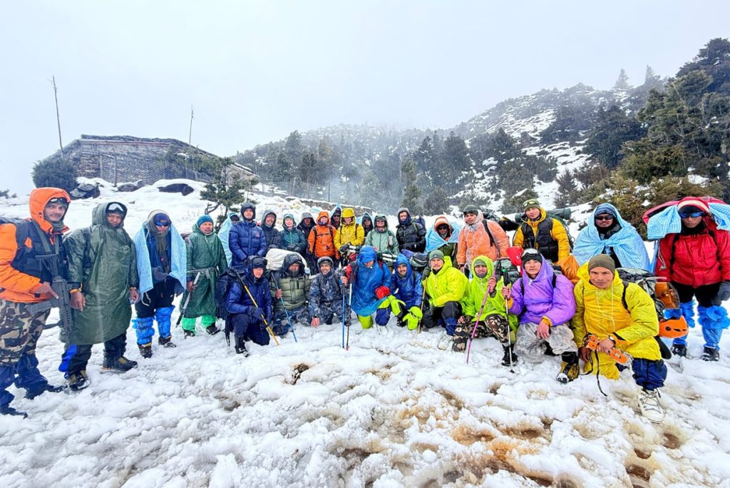 पाँच दिनदेखि तिलिचो बेस क्याम्पमा फसेका ११ पर्यटकको उद्धार