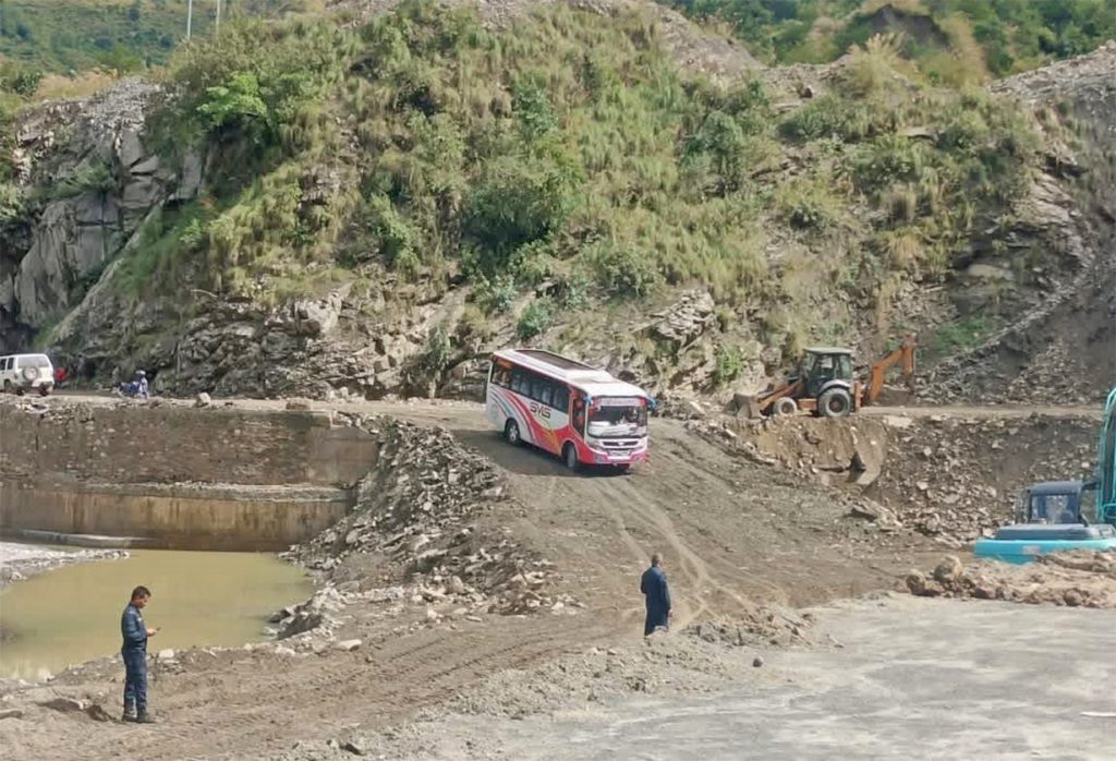 तीन दिनपछि बीपी राजमार्गमा चल्न थाले गाडी