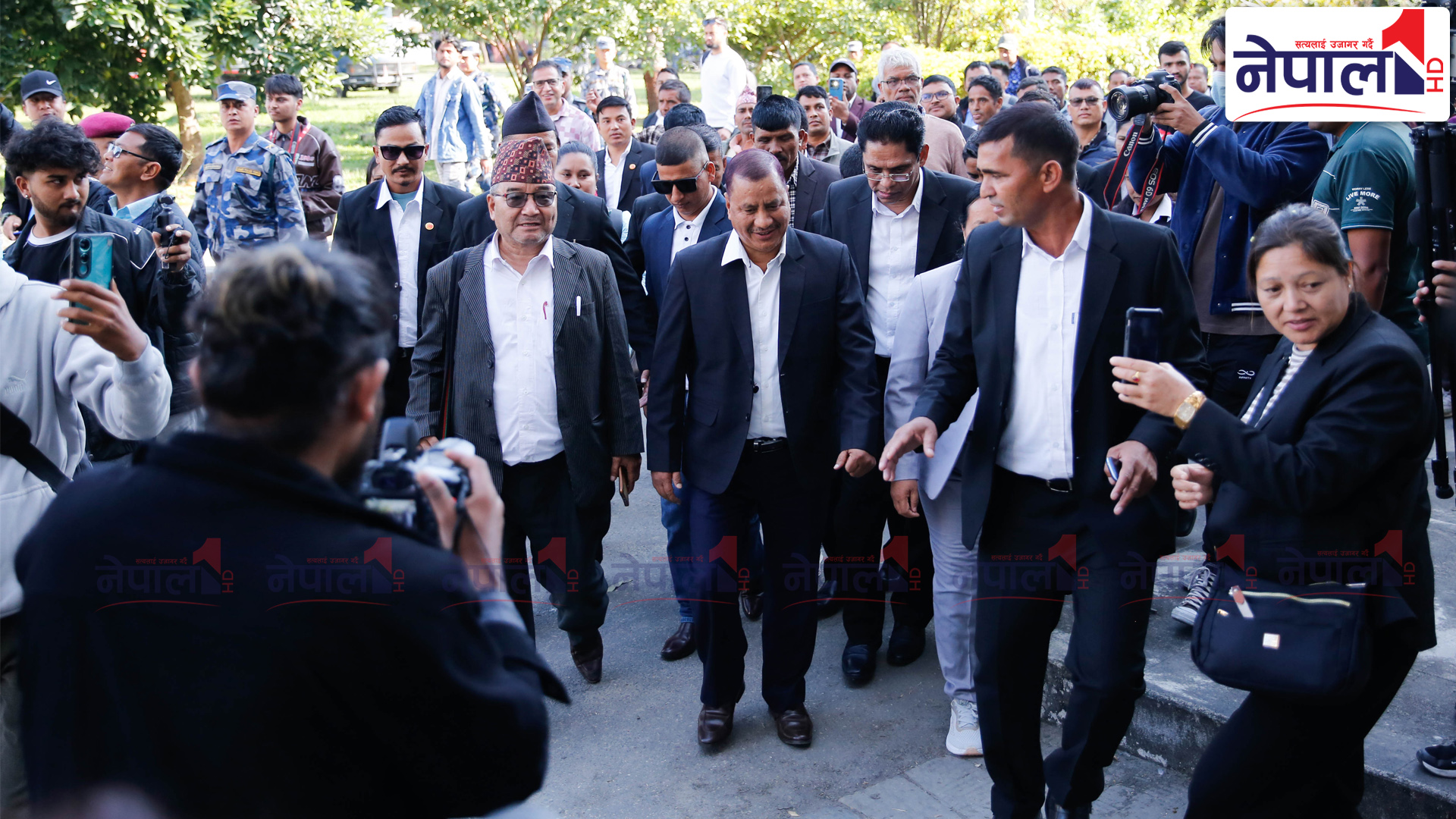 ‘विप्लव’ सहितका नेता आयोग पुगेर गरे सनाखत (तस्वीरहरु)