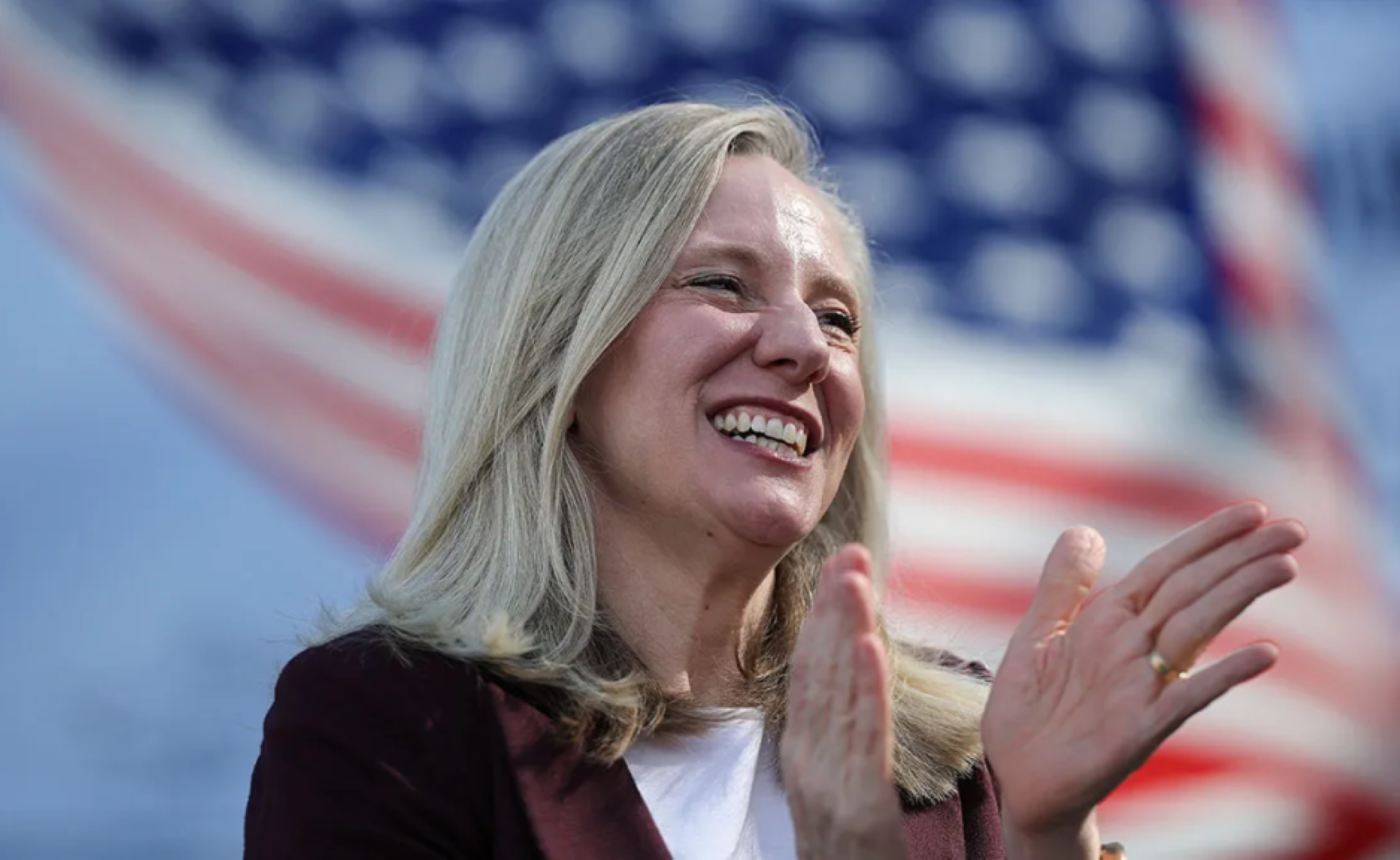 भर्जिनियामा ट्रम्पको पार्टी पराजित, पहिलो पटक महिला गभर्नर निर्वाचित