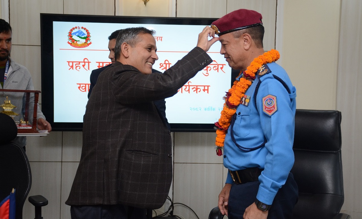 गृहमन्त्री अर्यालले गरे आइजीपी खापुङको बिदाइ