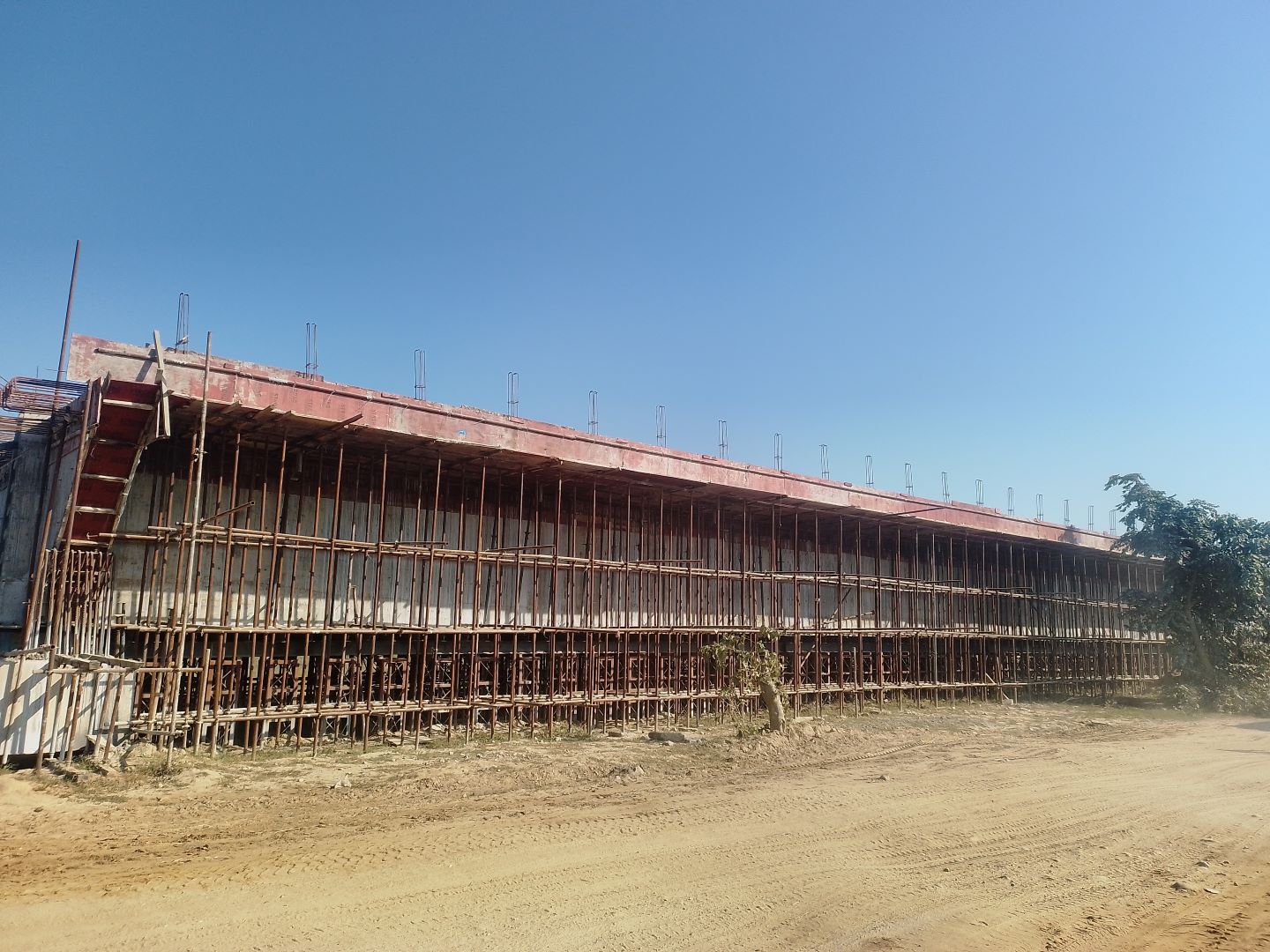 सिधनियाघाटमा तीव्र गतिमा पक्की पुल निर्माण हुँदै