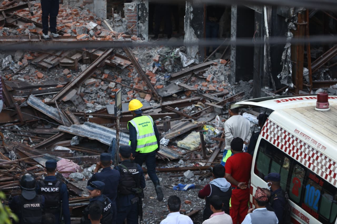 नक्साल भाटभटेनीमा पुरिएका दुई जनाको उद्दार, लगियो अस्पताल