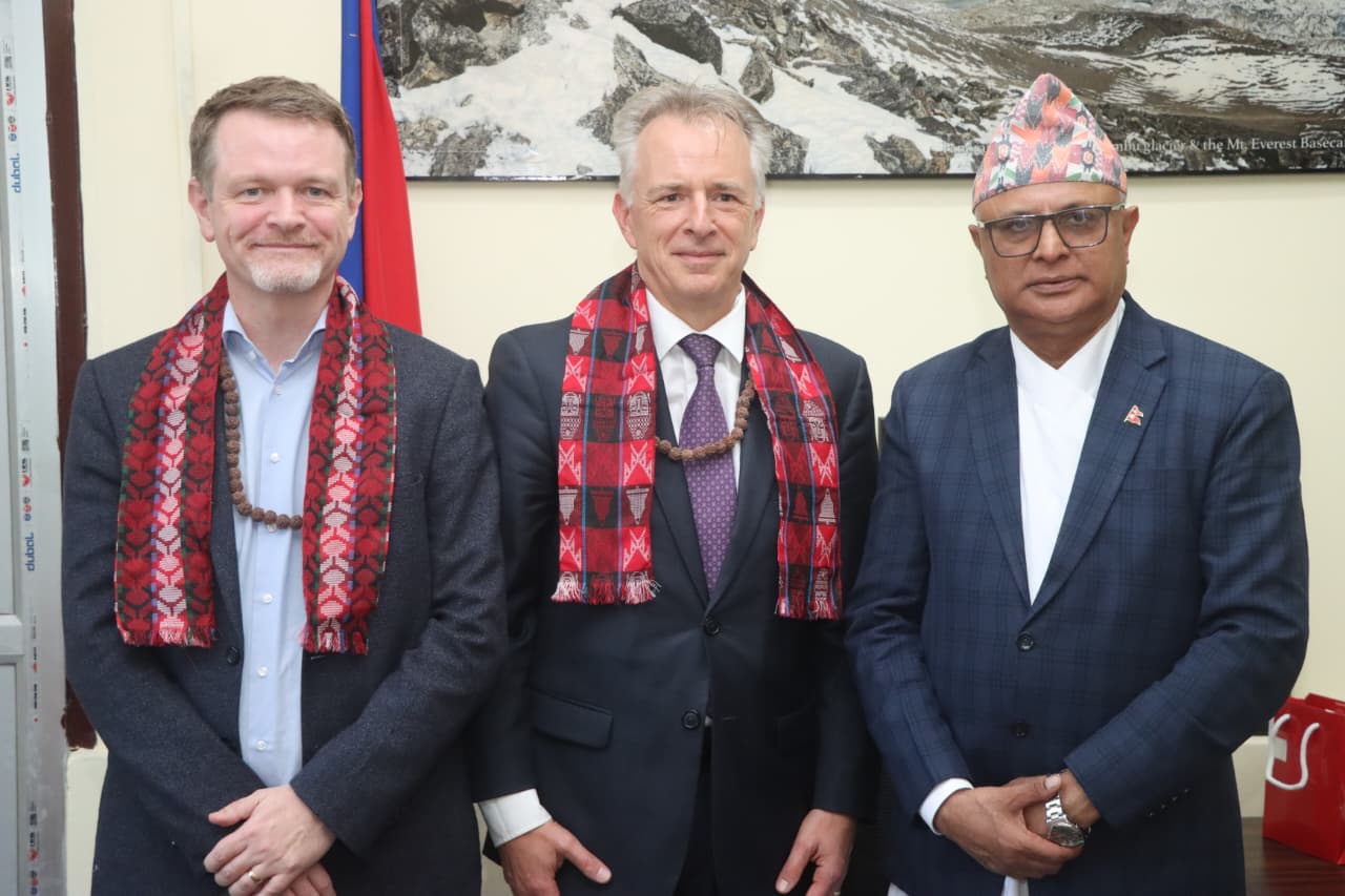 मुख्यमन्त्री कार्कीसँग ‘एसडिसी’का सहायक निर्देशक विकीको शिष्टाचार भेट