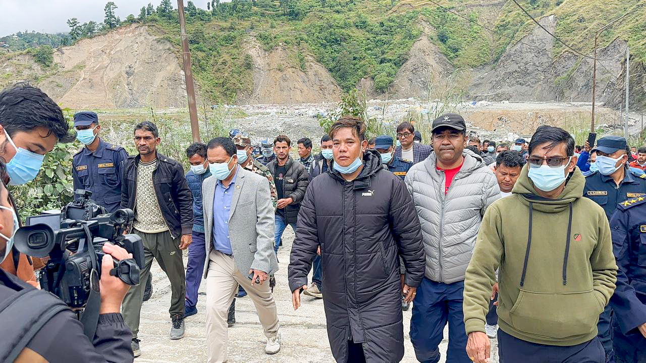 फोहोर व्यवस्थापनमा समस्या आएपछि बन्चरेडाँडा पुगे मन्त्री घिसिङ