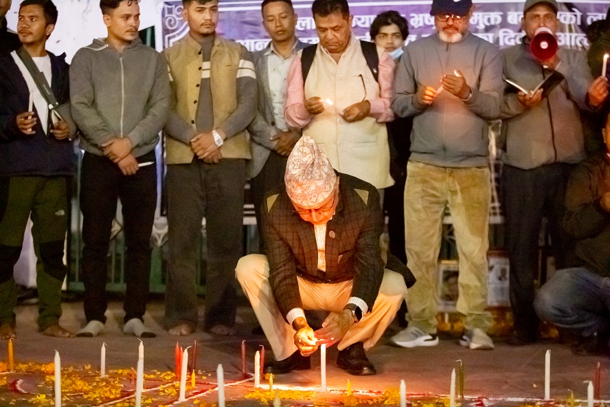 अर्थमन्त्री खनालले संसद् भवन अगाडि गरे दीप प्रज्वलन