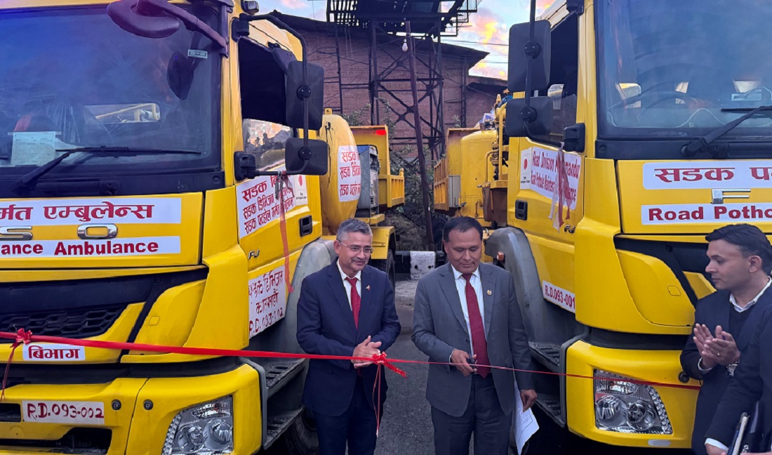 काठमाडौंका खाल्डाखुल्डी तत्काल मर्मत गर्न ‘सडक एम्बुलेन्स’, मन्त्री घिसिङले गरे शुभारम्भ