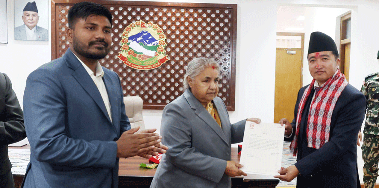 प्रधानमन्त्री कार्कीसँग खेलकुद परिषद्का सदस्य सचिवको विदाइ भेट