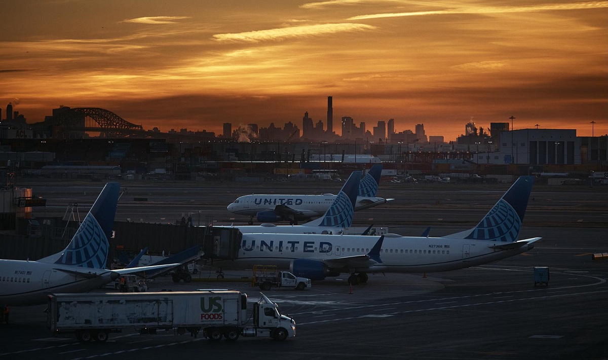 अमेरिकी एयरलाइन्सले एक हजार उडान रद्द गर्‍यो, सरकारी बन्दको असर बढ्दै