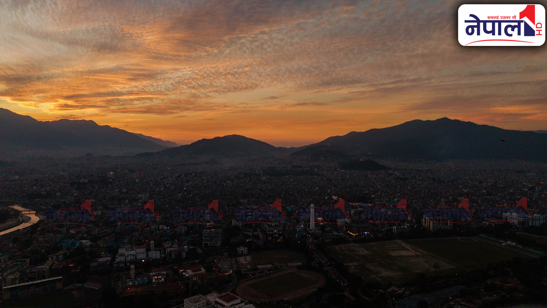 साँझ झुल्किँदै जाँदा आकाशको रंगीन रूप (तस्बिरहरु)
