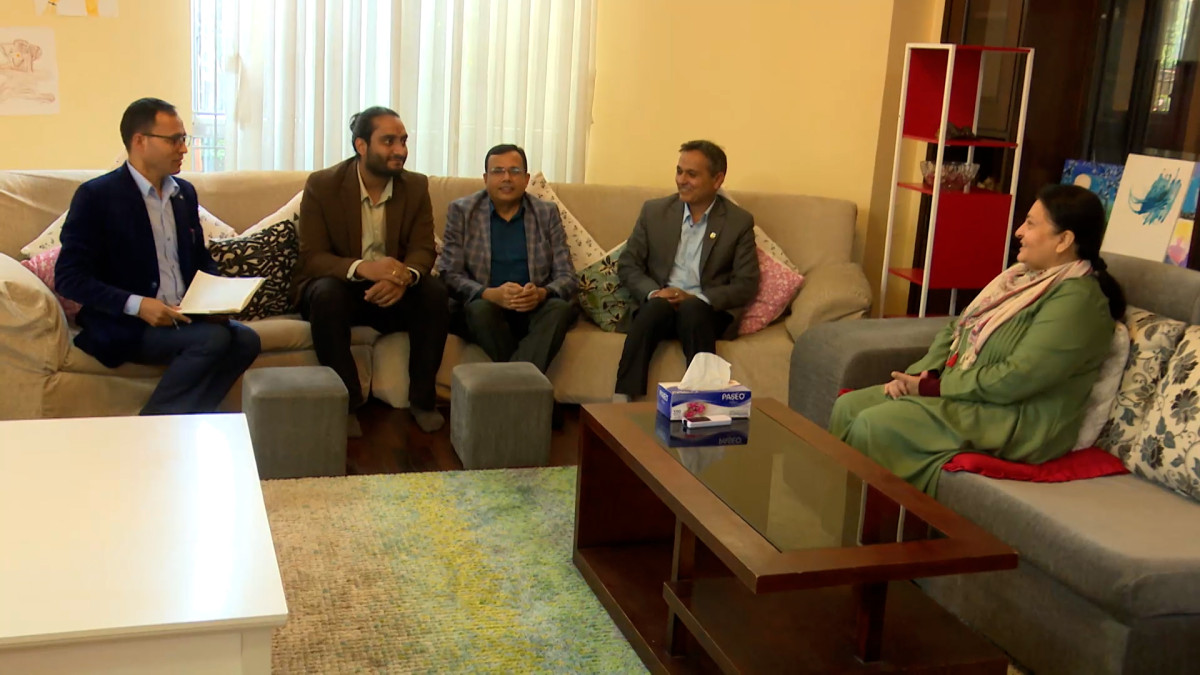 गृहमन्त्री अर्यालले गरे पूर्व राष्ट्रपति भण्डारीसँग भेटवार्ता : आन्दोलनमा जलेको घर निरीक्षण