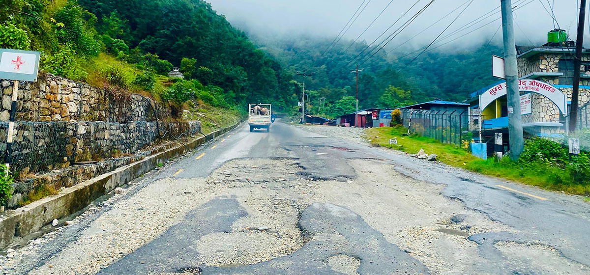 जोखिम बढेपछि पुर्न थालियो पोखरा–बागलुङ सडकका खाल्डाखुल्डी