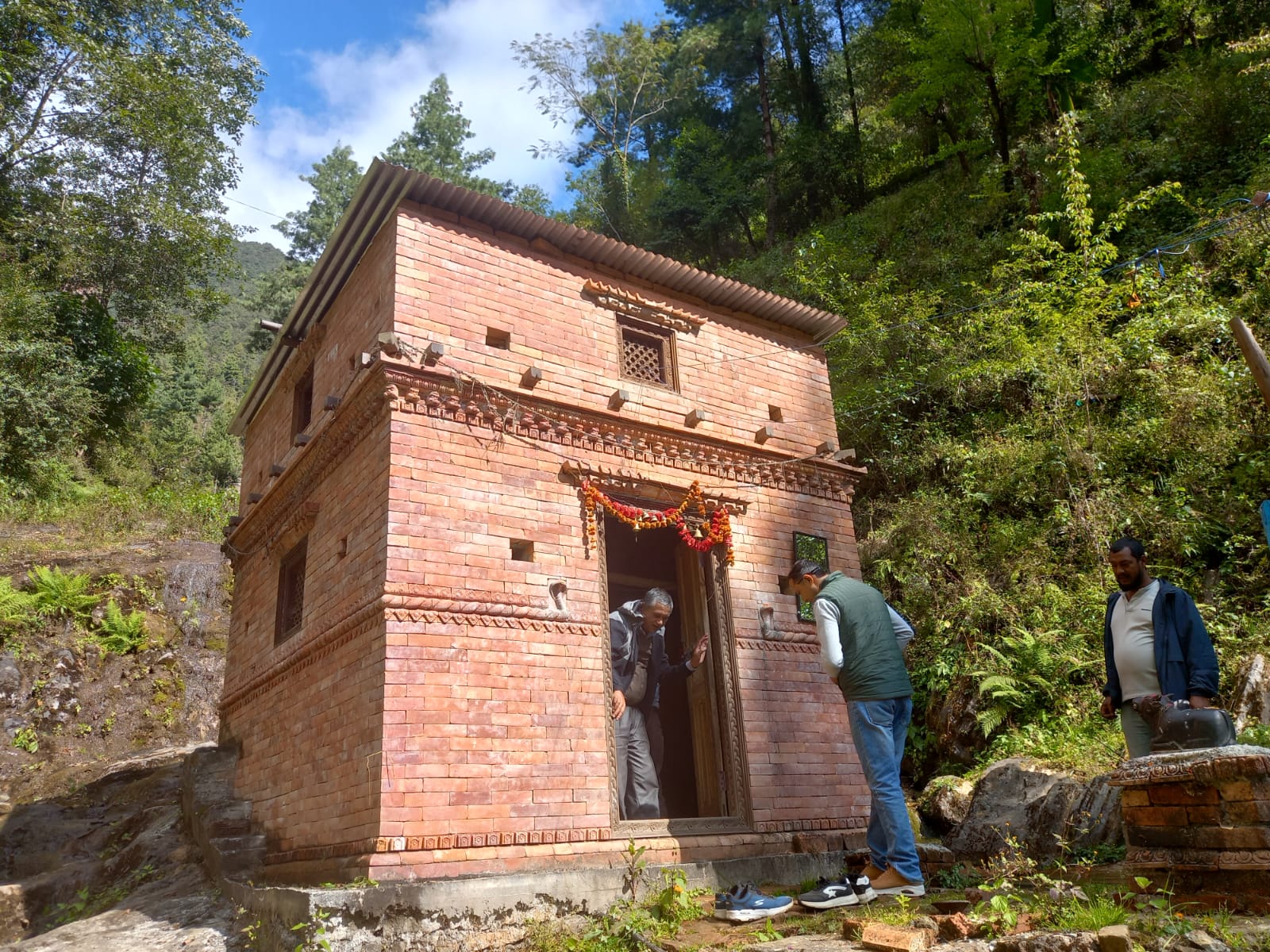 पुनः निर्माण सुरु भएको तीन वर्षसम्म अलपत्र बालेश्वरी मन्दिर