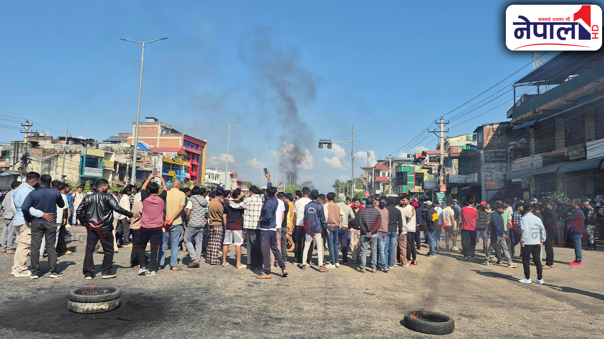 सिमरा फेरि अशान्त, विरोध प्रदर्शन गर्दै सडकमा युवा (तस्बिरहरू)