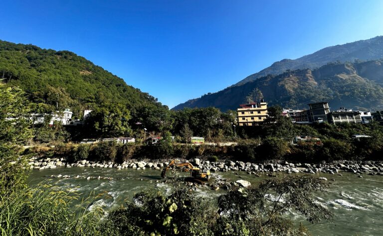 म्याग्दी नदीमा पानीको सतह घटेपछि पर्खाल निर्माण सुरु