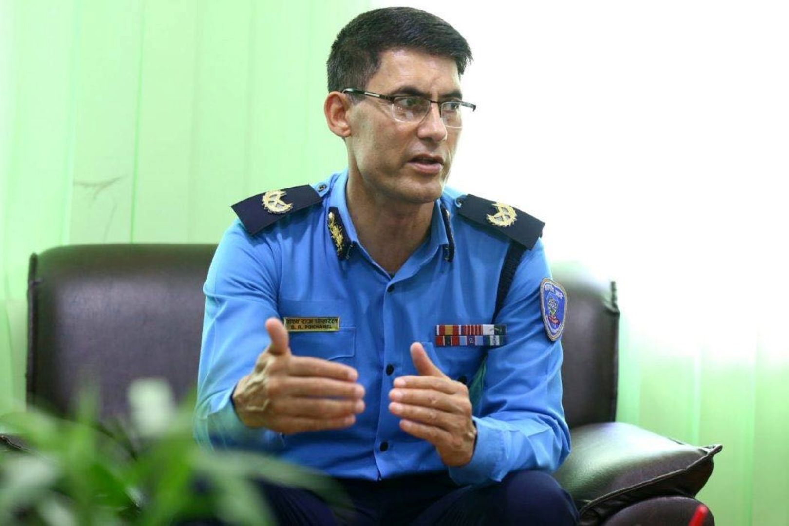 पूर्व एआईजी विश्वराज पोखरेल रास्वपा प्रवेश गर्दै