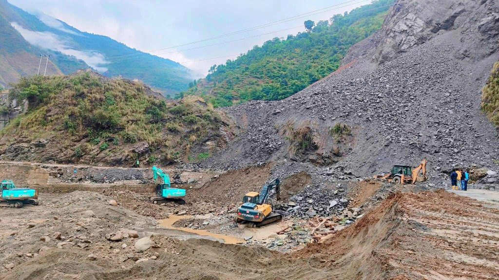 तीन दिनदेखि अवरुद्ध बीपी राजमार्ग खुलाउन डाइभर्सन बनाइँदै