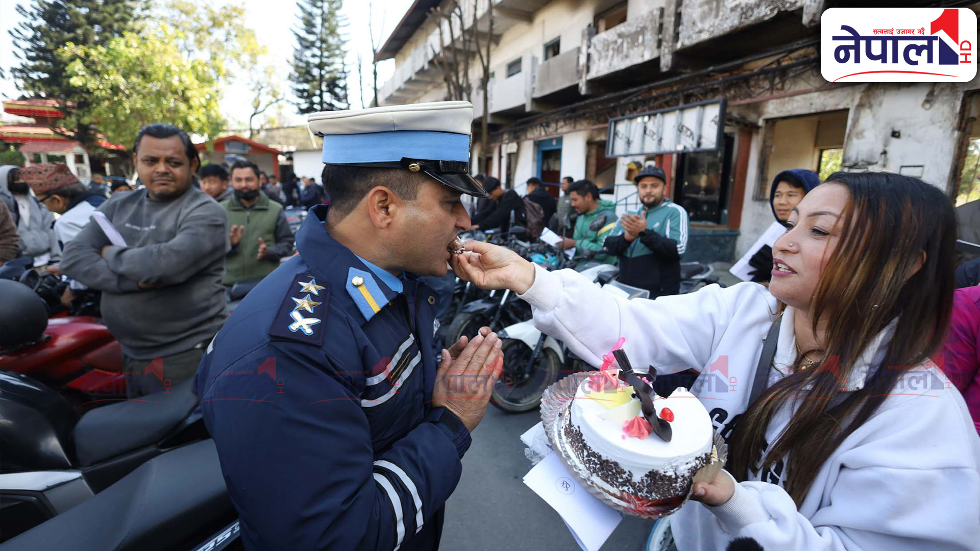 चोरिएका सवारी भेटेर फिर्ता गरिदिँदा सवारी धनीले केक काटेर खुवाए ट्राफिकलाई