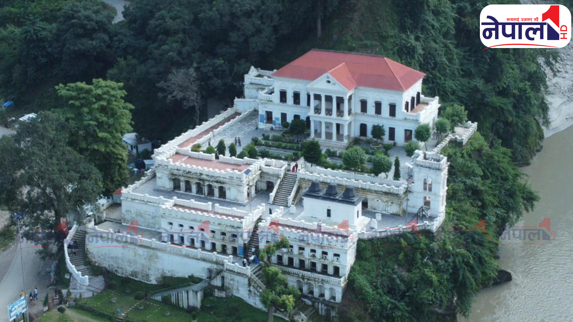 रंग उडेर लेउ लाग्न थालेको रानीमहल, प्रांगणमा फोहोर (तस्बिरहरु)