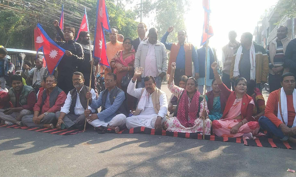 मधेश भवनमा नेपालको झण्डासहित आज पनि सात दलको धर्ना