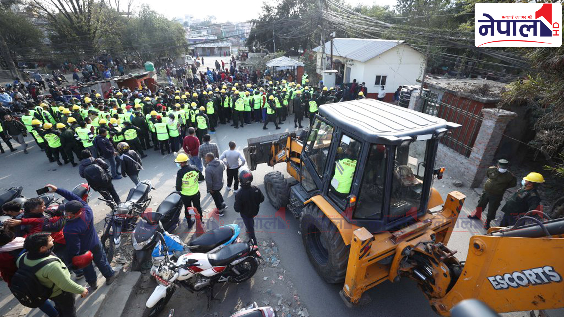 थापाथली ट्राफिक प्रहरी प्रभागको भवन भत्काउन पुगेकाे कामपाको डोजर यसरी फर्कियो