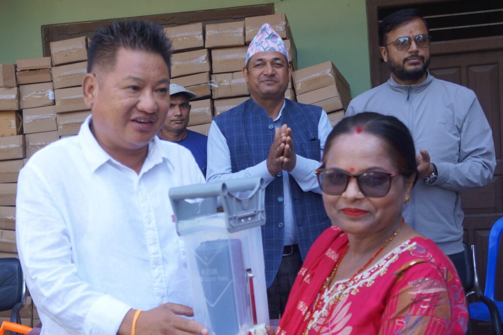 अर्जुनधाराका किसानलाई मकै रोप्ने मेसिन वितरण