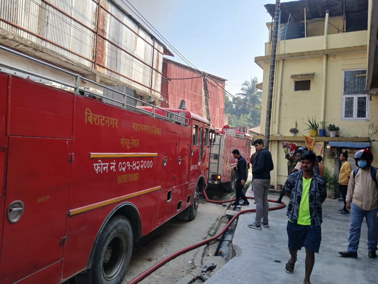 विराटनगर ‘मेनरोड’ को उद्योगमा आगलागी, नियन्त्रणको प्रयास जारी