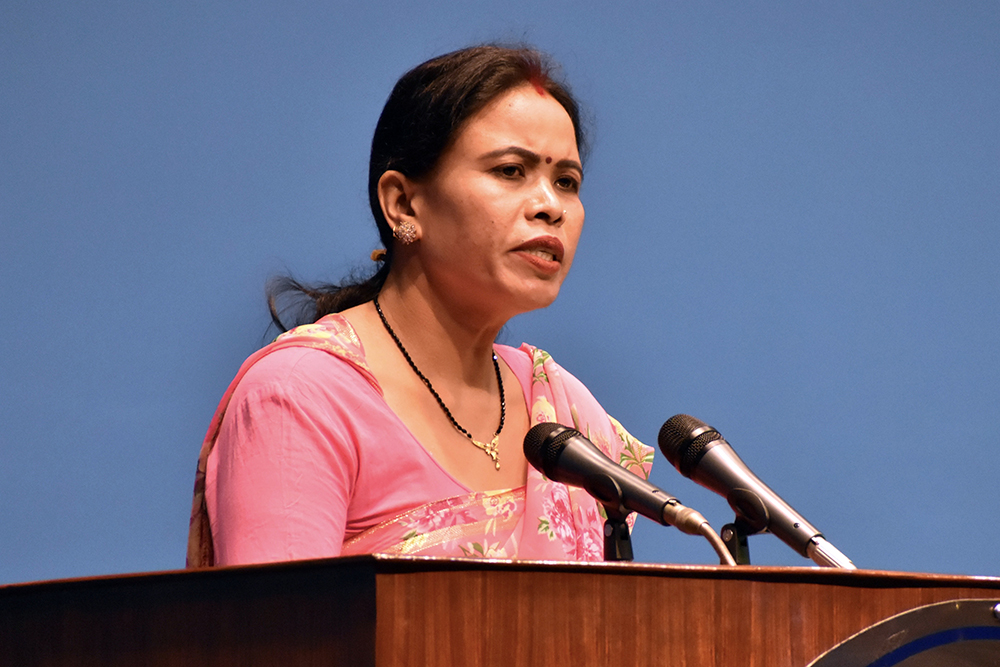 पूर्व सांसद गंगा थारु आफ्नै गाउँमा कुटिइन्