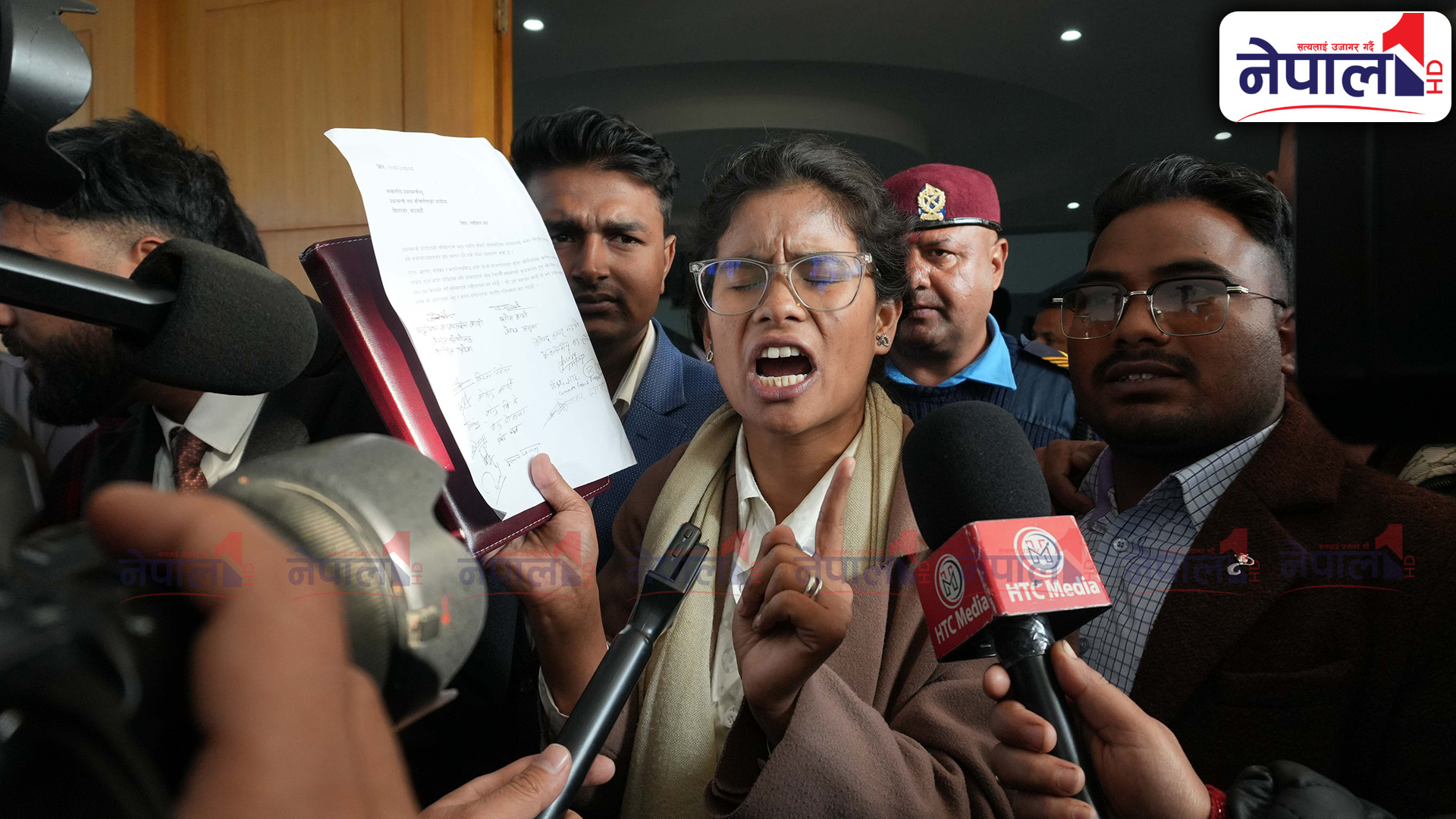 प्रधानमन्त्री भेट्न नपाएपछि सिंहदरबारमै जेन-जीको नाराबाजी (तस्बिरहरू)