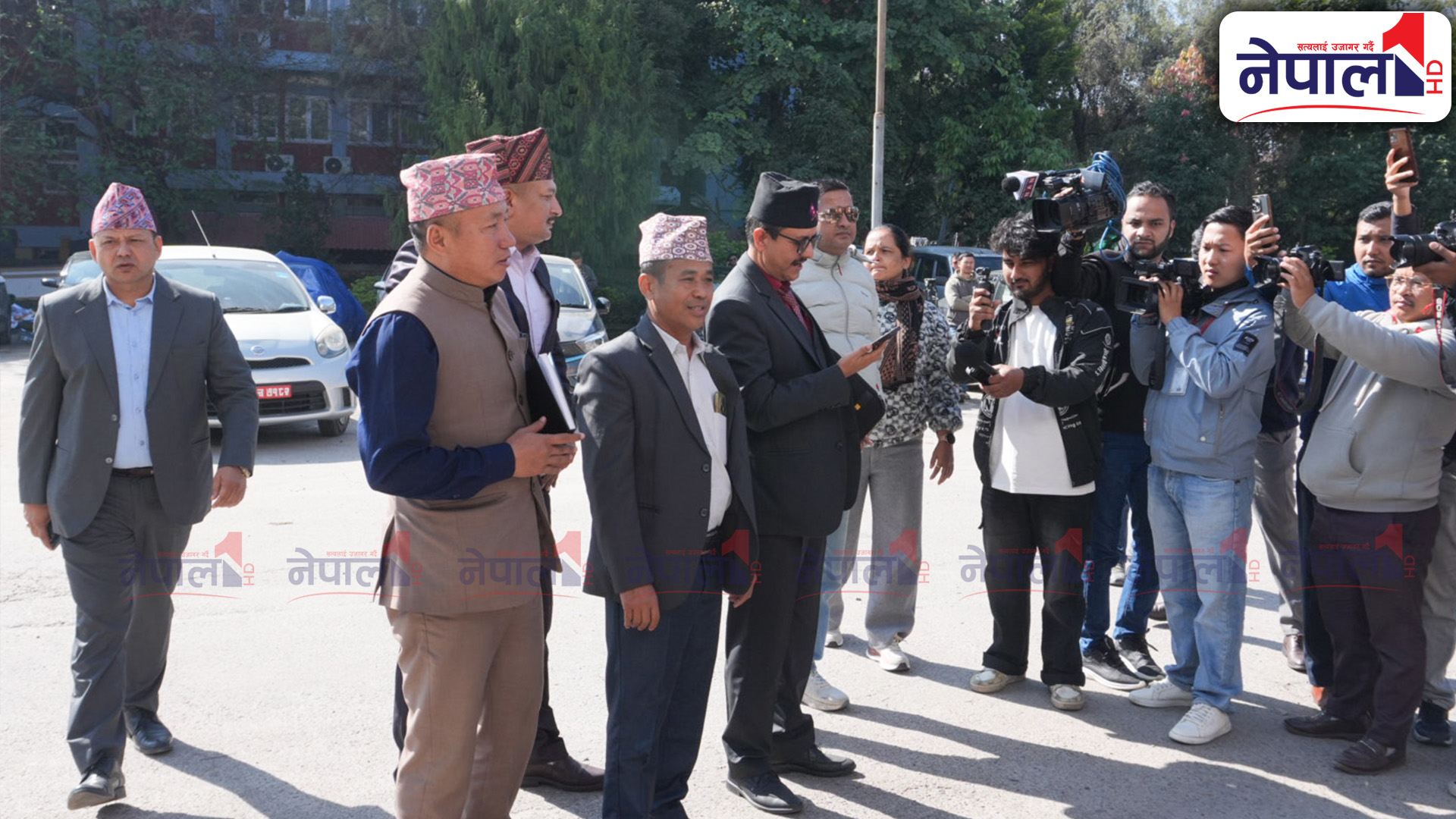 दुर्गा प्रसाईं समूहसँग वार्ता गर्दै सरकार