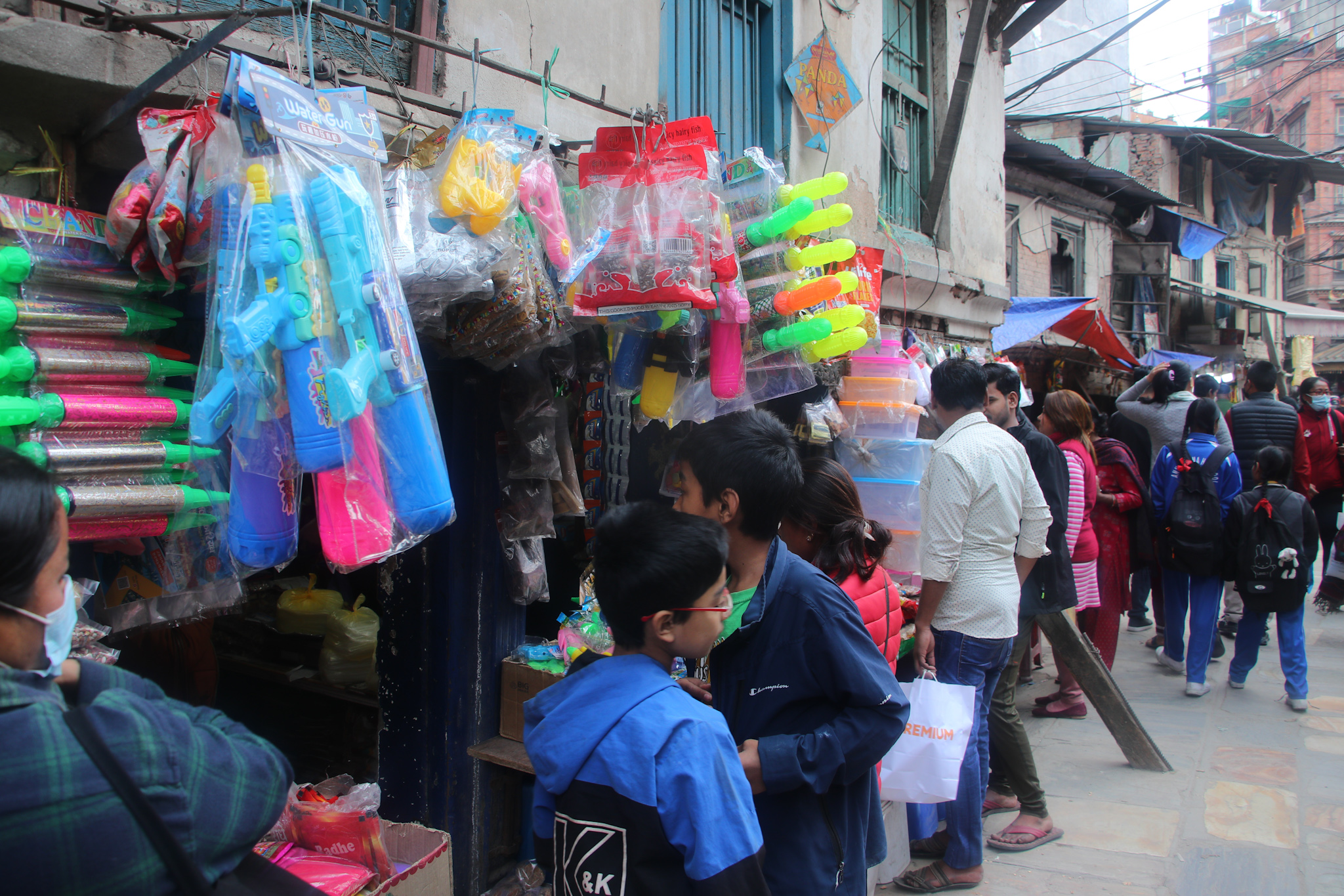 बोतलको खेल अब खतराको संकेत : विद्यार्थीहरू ‘वाटर गन’ बनाउँदै, समाज किन मौन ?