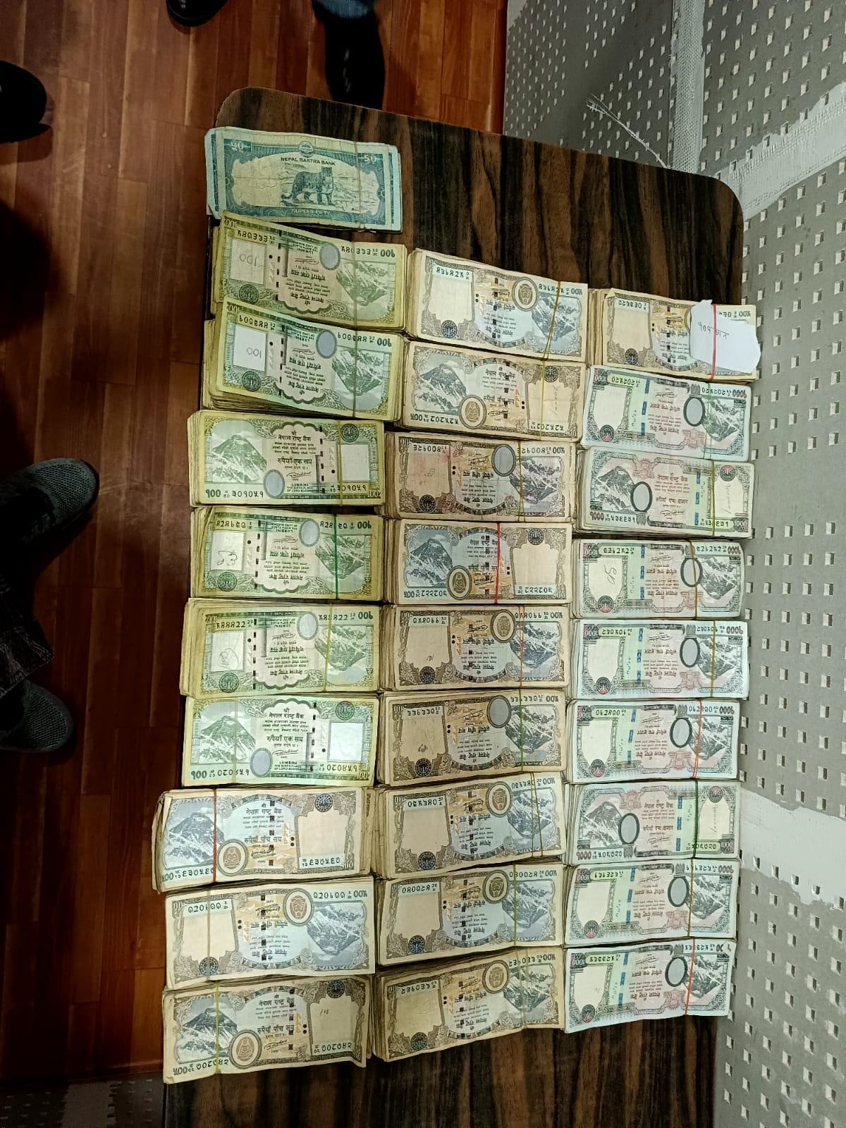 स्रोत नखुलेको १५ लाख हुण्डीको रकमसहित एक जना पक्राउ