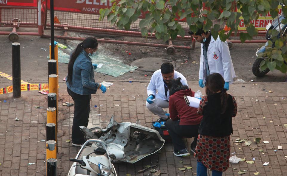 दिल्लीको  कार विस्फोटमा कम्तीमा आठको मृत्यु, फरेन्सिक टोलीद्वारा अनुसन्धान सुरु