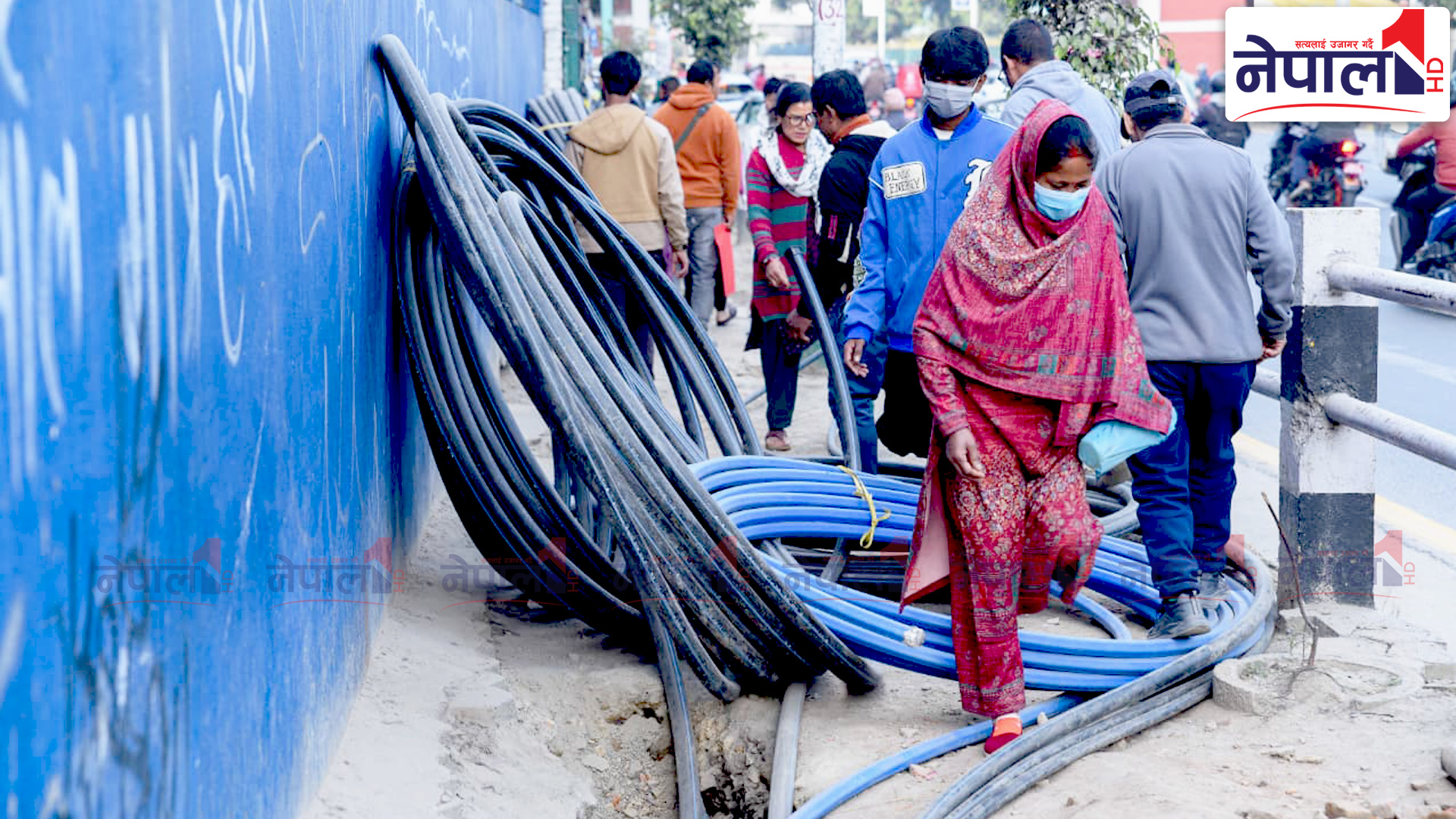 वीर अस्पतालदेखि जमलसम्मको फुटपाथमा धराप (तस्वीरहरु)