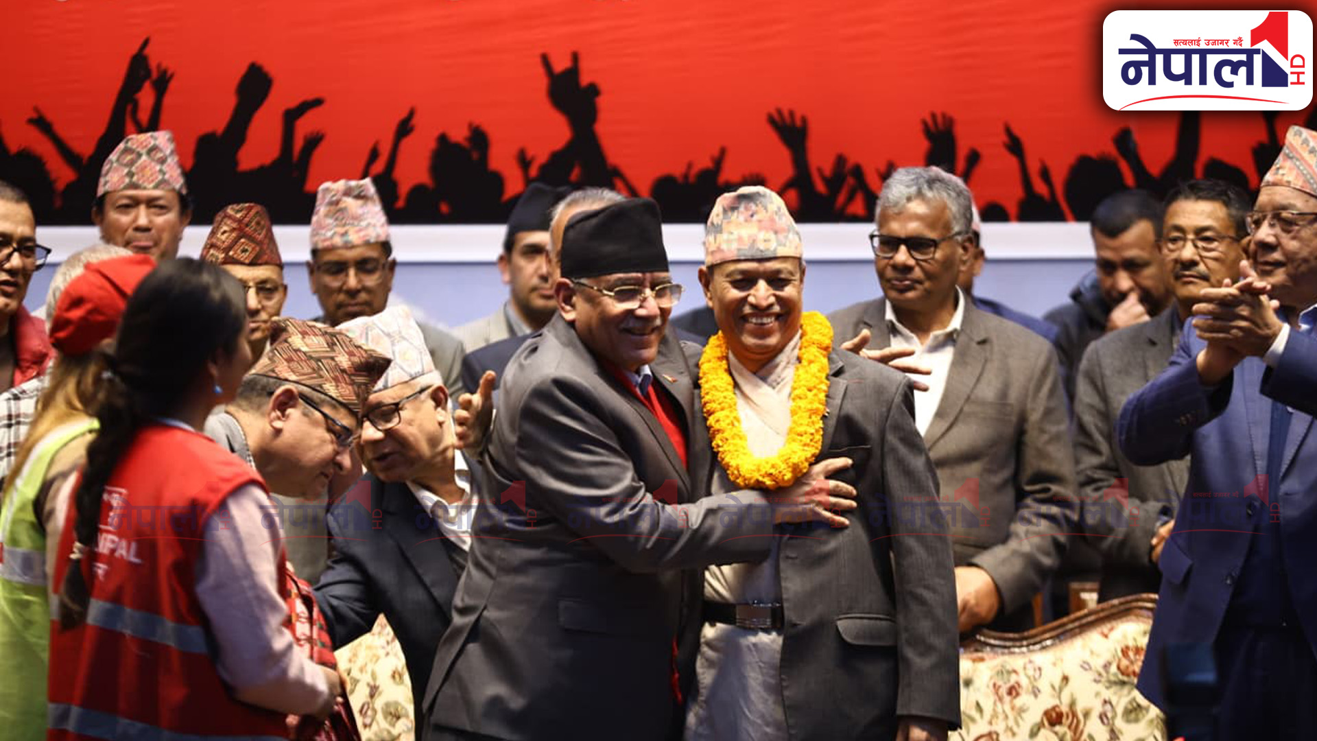 भीम रावललाई नेकपामा फूलमाला र अंकमालको स्वागत (तस्बिरहरू)