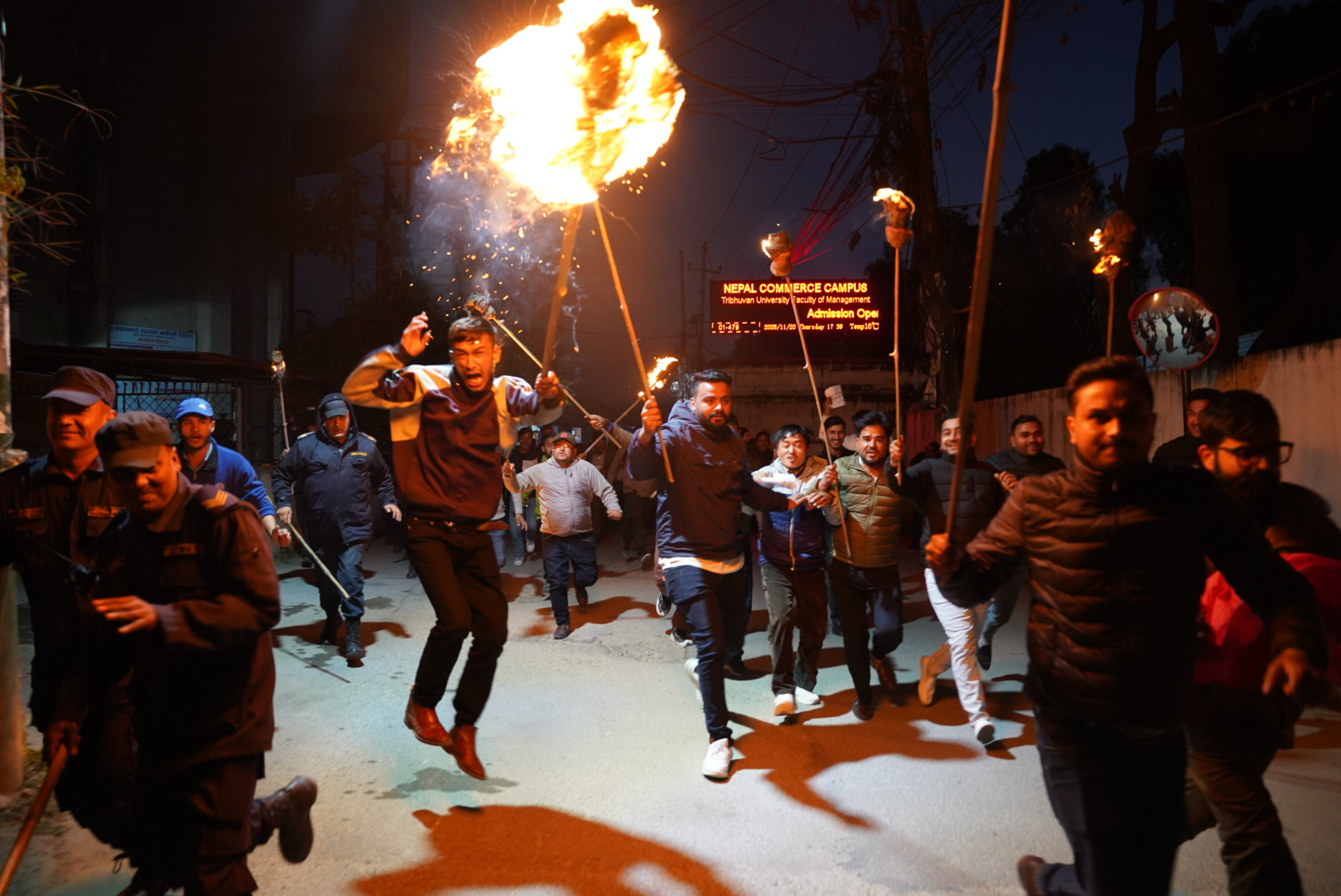 सरकारको विरोधमा उत्रियो अनेरास्ववियु, काठमाडौंमा मसाल जुलुस