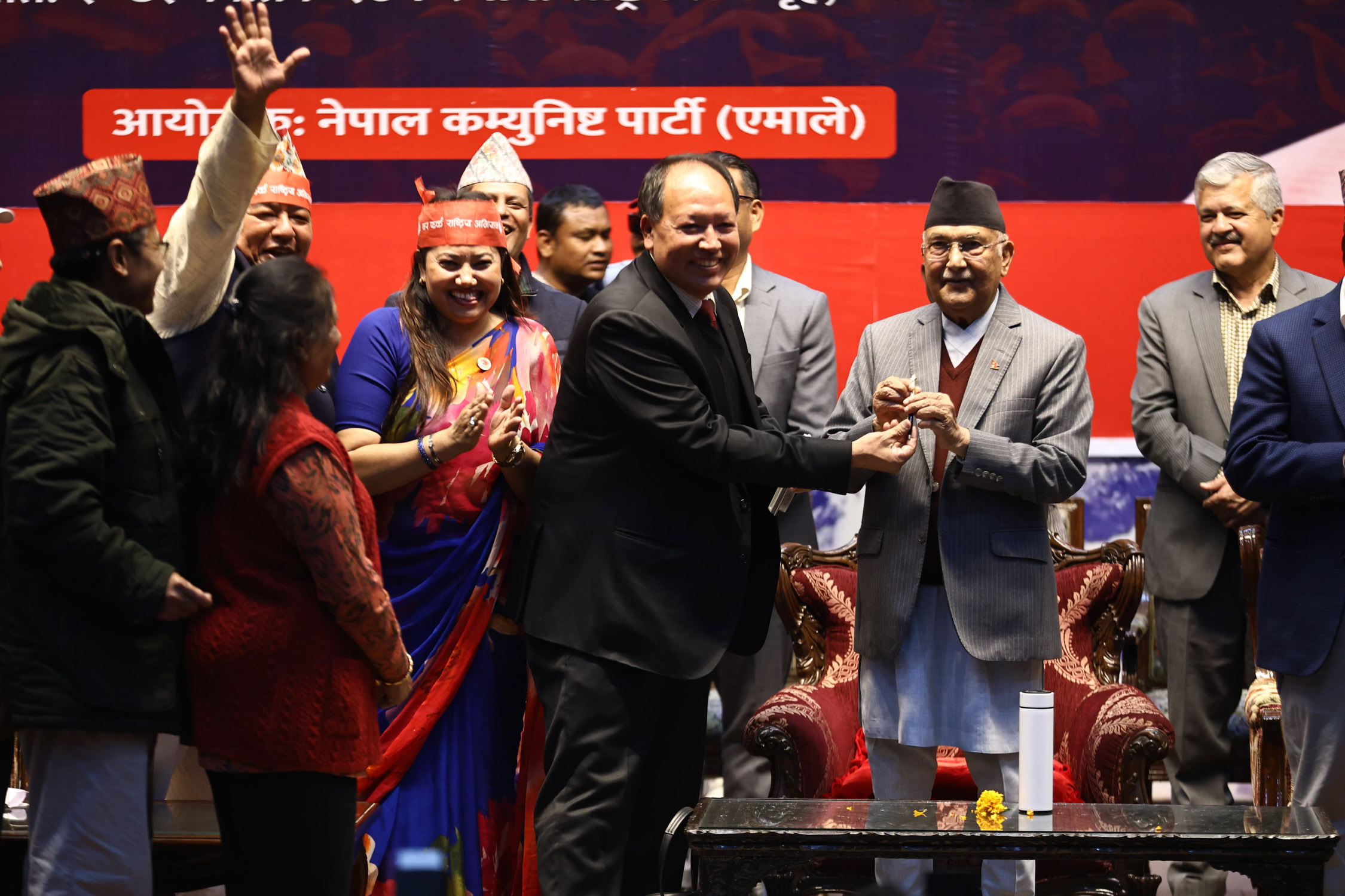 ओलीलाई ‘कलम’ बुझाउँदै झाँक्रीले भनिन्–एमाले हिजो जे थियो आज त्यो छैन, धेरै फरक छ