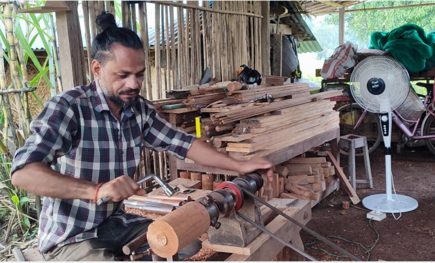 युट्युब हेरेर सिकेको काष्ठकलाबाट मनग्य आम्दानी, मासिक ४० हजारभन्दा बढी आम्दानी