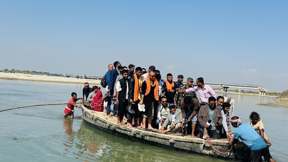 मन्त्री घिसिङले डुंगा चढेर निरीक्षण गरे १४ वर्षदेखि अलपत्र कमला नदीको पुल