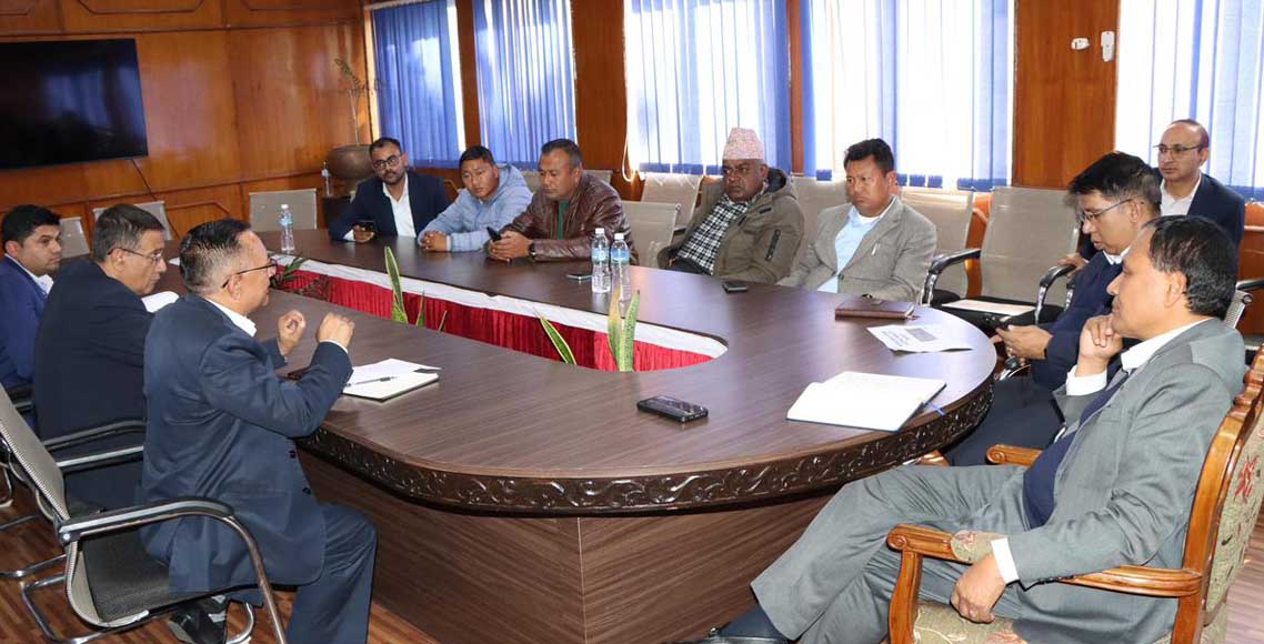 बञ्चरेडाँडावासीसँगको वार्ता निष्कर्षविहीन, मन्त्री घिसिङले दिए ‘हात उठाउने’ चेतावनी