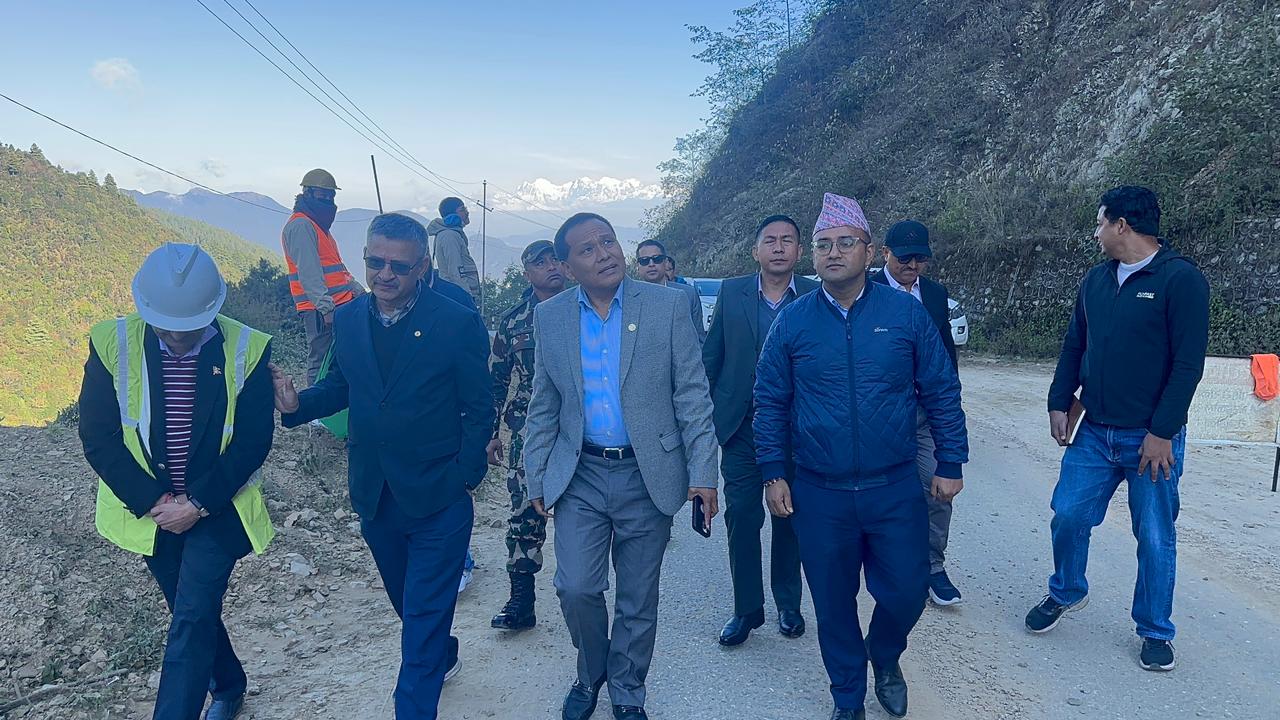 मन्त्री घिसिङले गरे कान्ति लोकपथ निरीक्षण