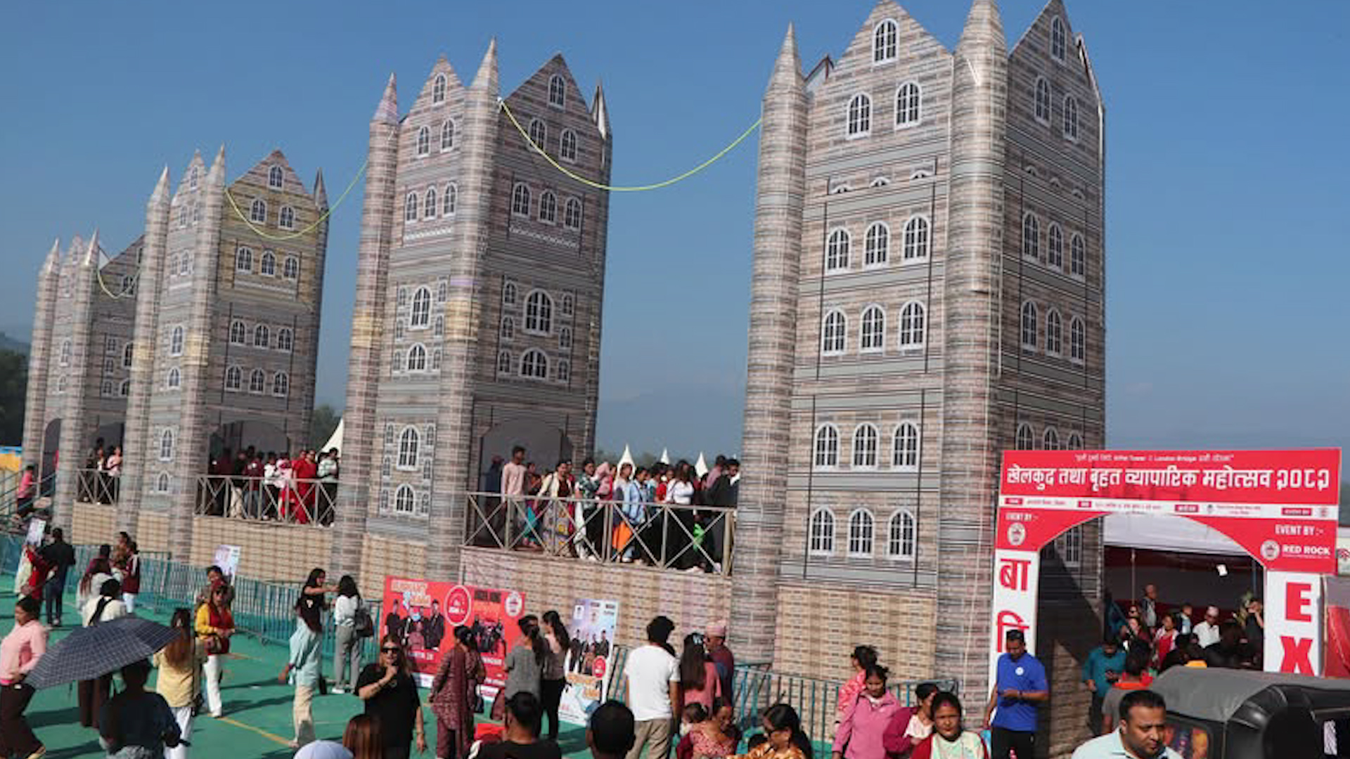 नारायणी नदी किनारमा जारी खेलकुद तथा व्यापार महोत्सवमा ‘लण्डन ब्रिज’को रौनक