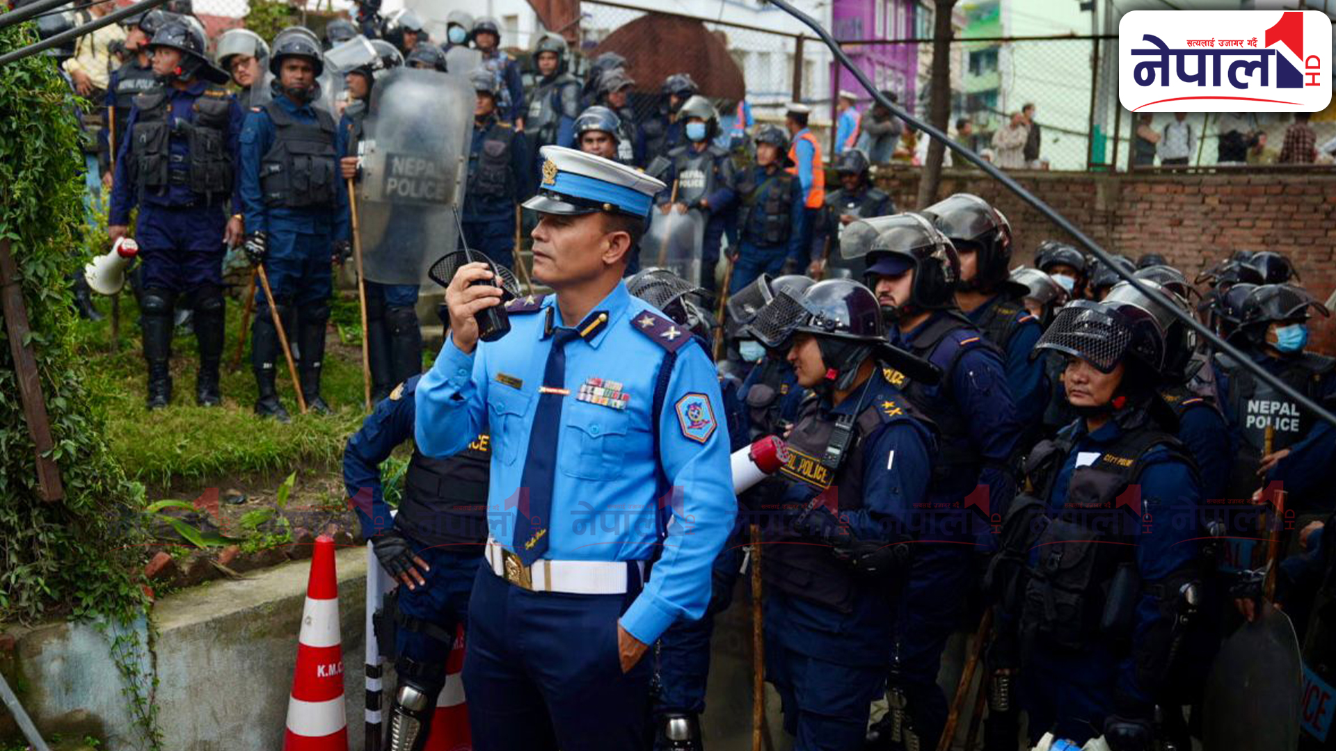 थापाथली ट्राफिक प्रहरी बिट भत्काउन पुग्यो कामपाको डोजर (तस्वीरहरु)